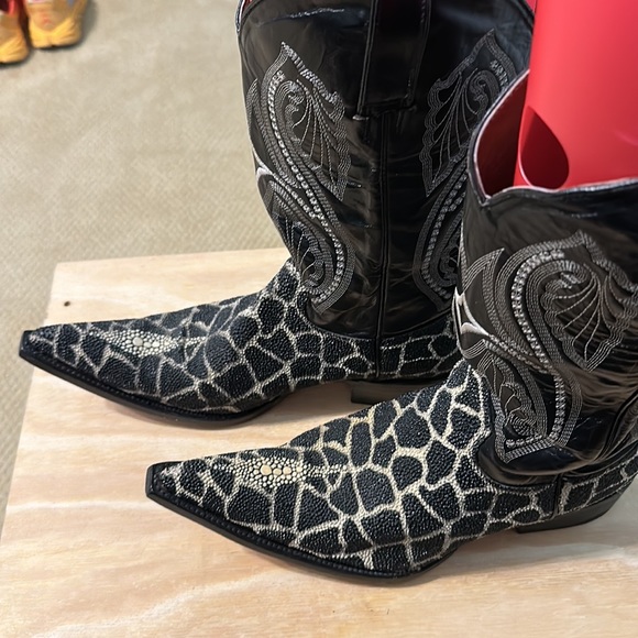Herencia brand black/ white zebra design on Stingray western boots US 9 1/2 D - Picture 3 of 12